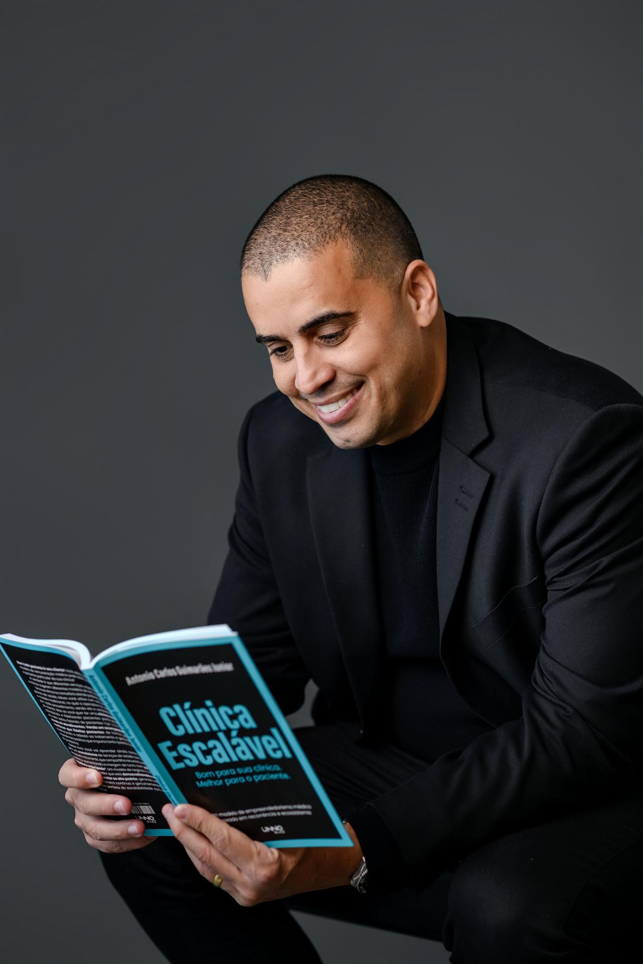 Dr. Antonio Carlos Jr com o livro Clínica Escalável